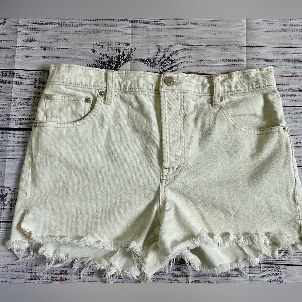 GAP Women's light wash Jean shorts with fringed edges